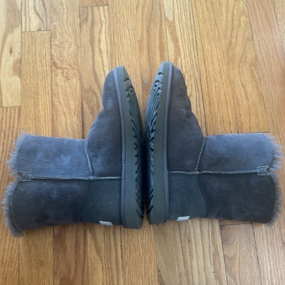 Ugg 6 grey Bailey boot with side button shearling interior, great pre owned cond - Picture 5 of 8